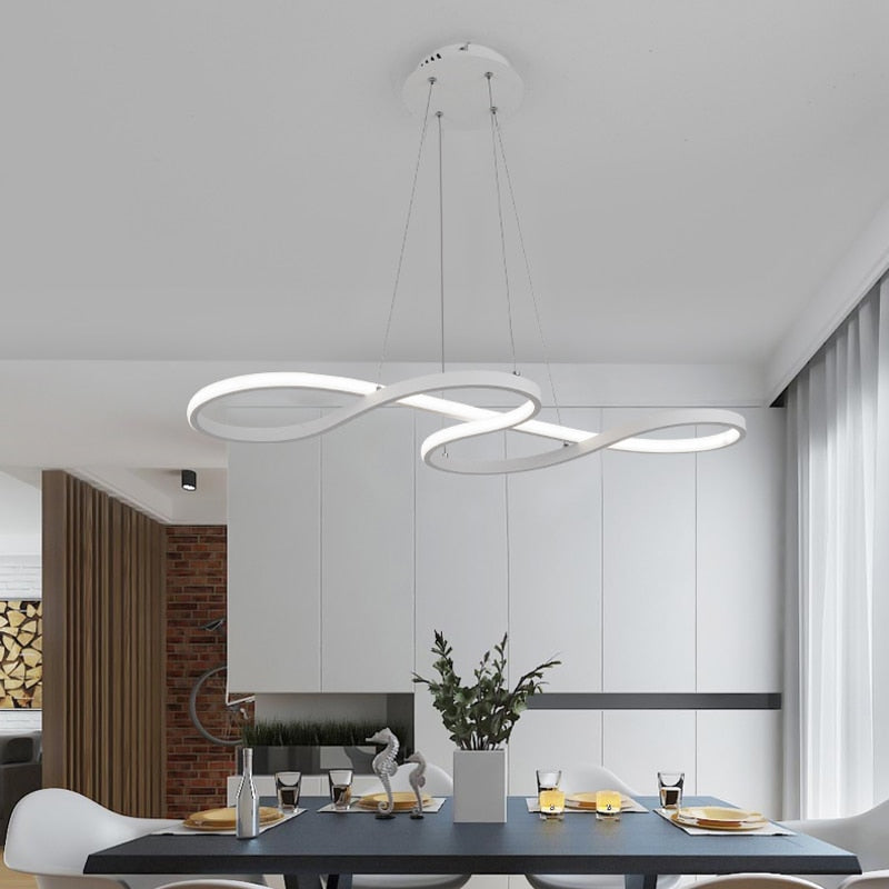 Lámpara colgante LED lineal Sonela sobre una mesa de comedor – imagen 7