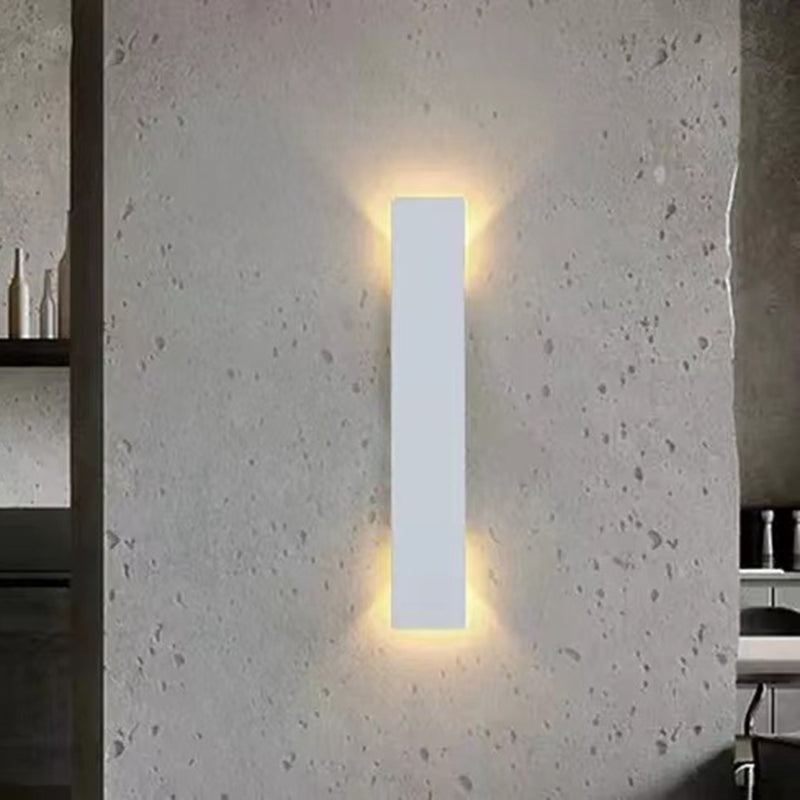 Aplique de pared exterior Ulinda – blanco sobre pared de hormigón