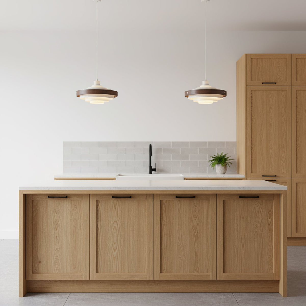 Lámpara colgante de metal y madera Anilla sobre una isla de cocina – imagen 6