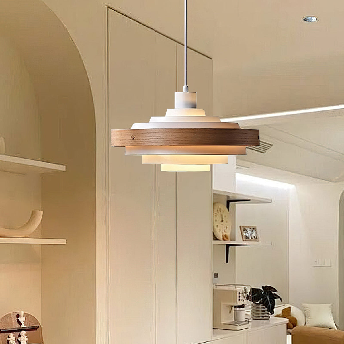 Lámpara colgante de metal y madera Anilla sobre una isla de cocina – imagen 13