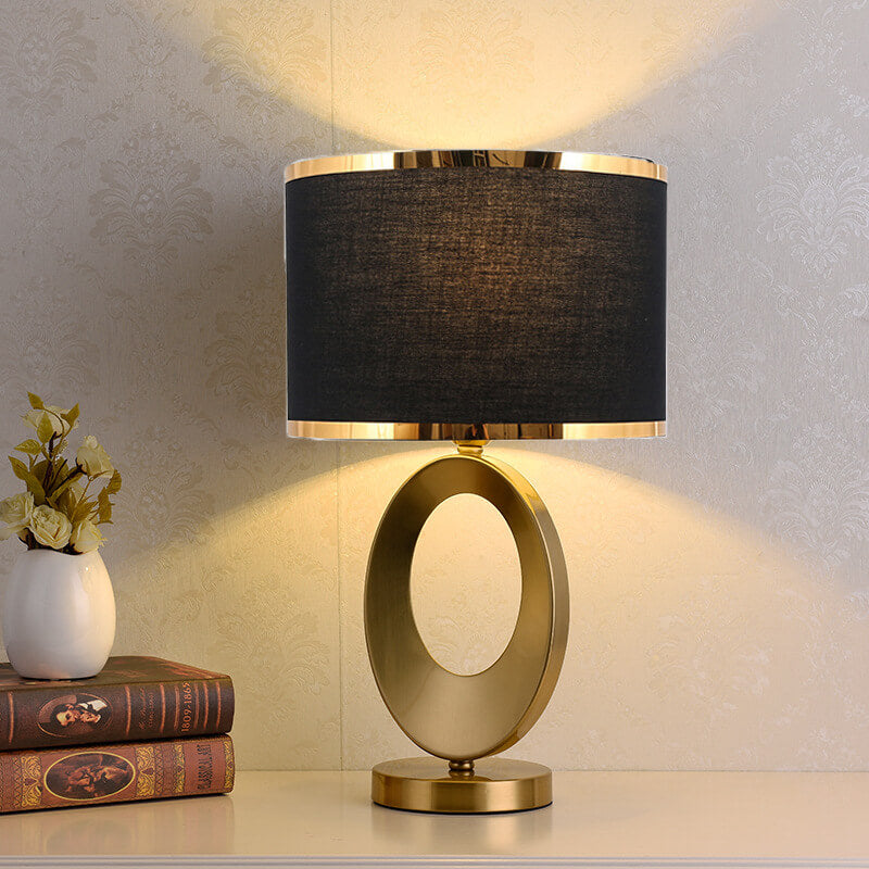 Lámpara de mesa Janilla con base de aro dorado – pantalla negra con doble ribete dorado
