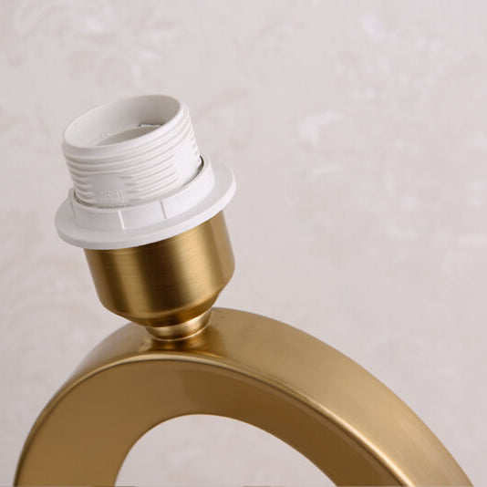 Lámpara de mesa Janilla con base de aro dorado – detalle del portalámparas E27