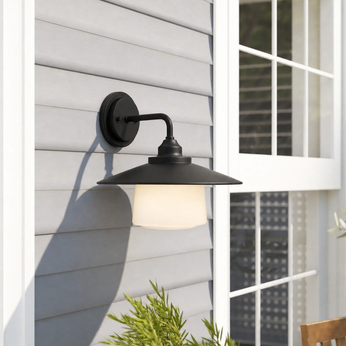 Aplique de pared exterior Idena en una fachada de madera blanca – imagen 21