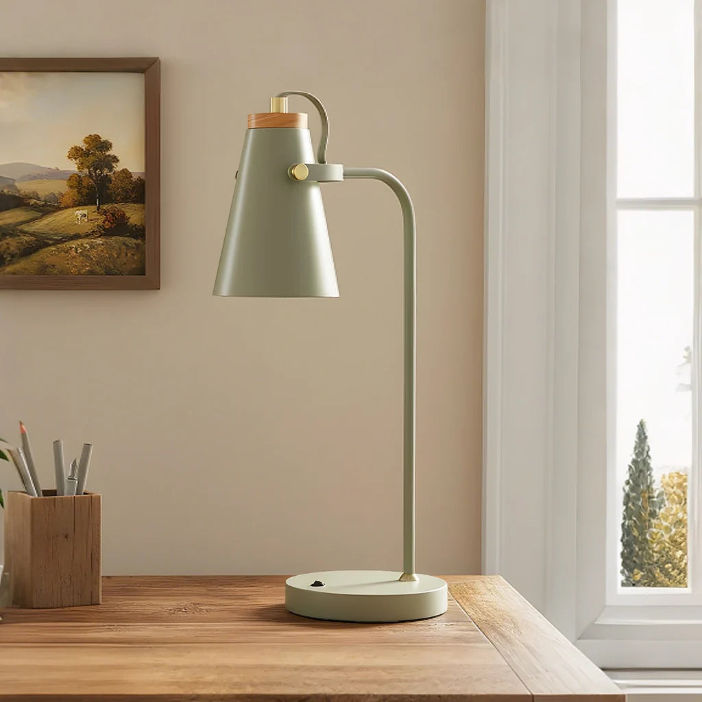Lámpara de escritorio orientable Belisa sobre una mesa de madera – imagen 4