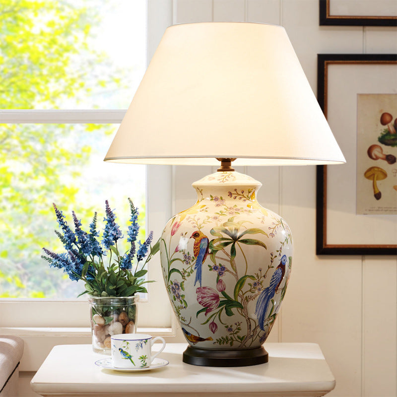 Lámpara de mesa de cerámica Garcela con flores y pájaros en un dormitorio clásico – imagen 4