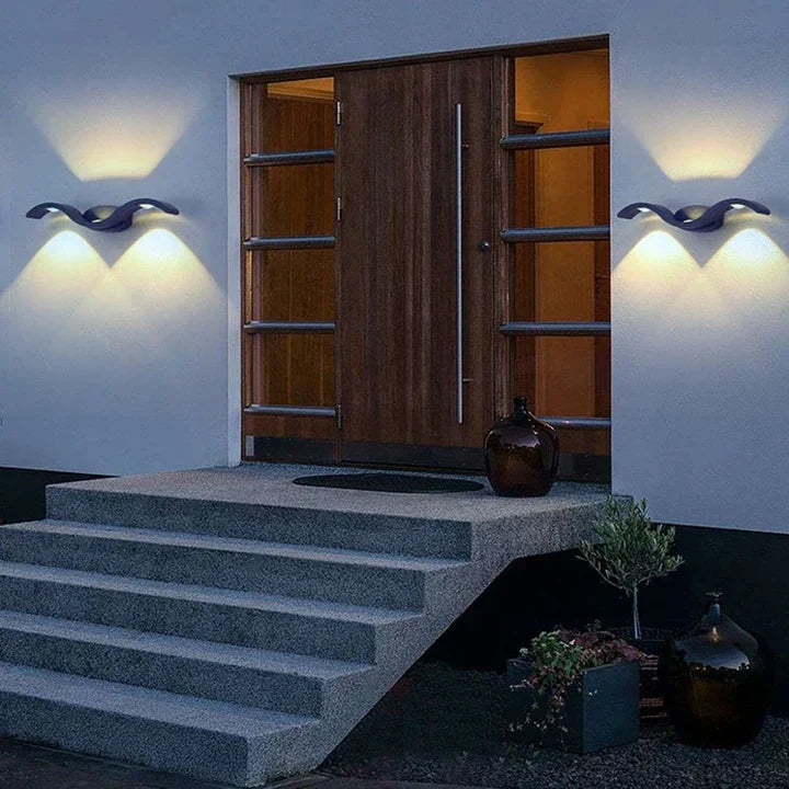 Aplique de pared exterior Luvera – dos apliques junto a una puerta de entrada