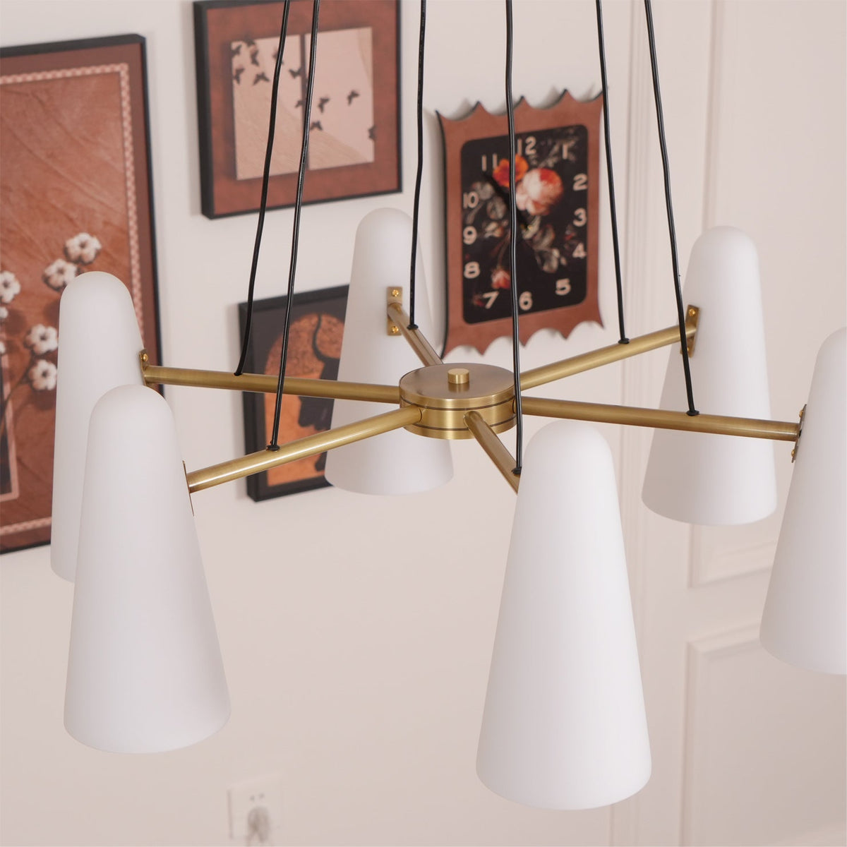 Lámpara araña de latón Valdora en un comedor elegante – imagen 14