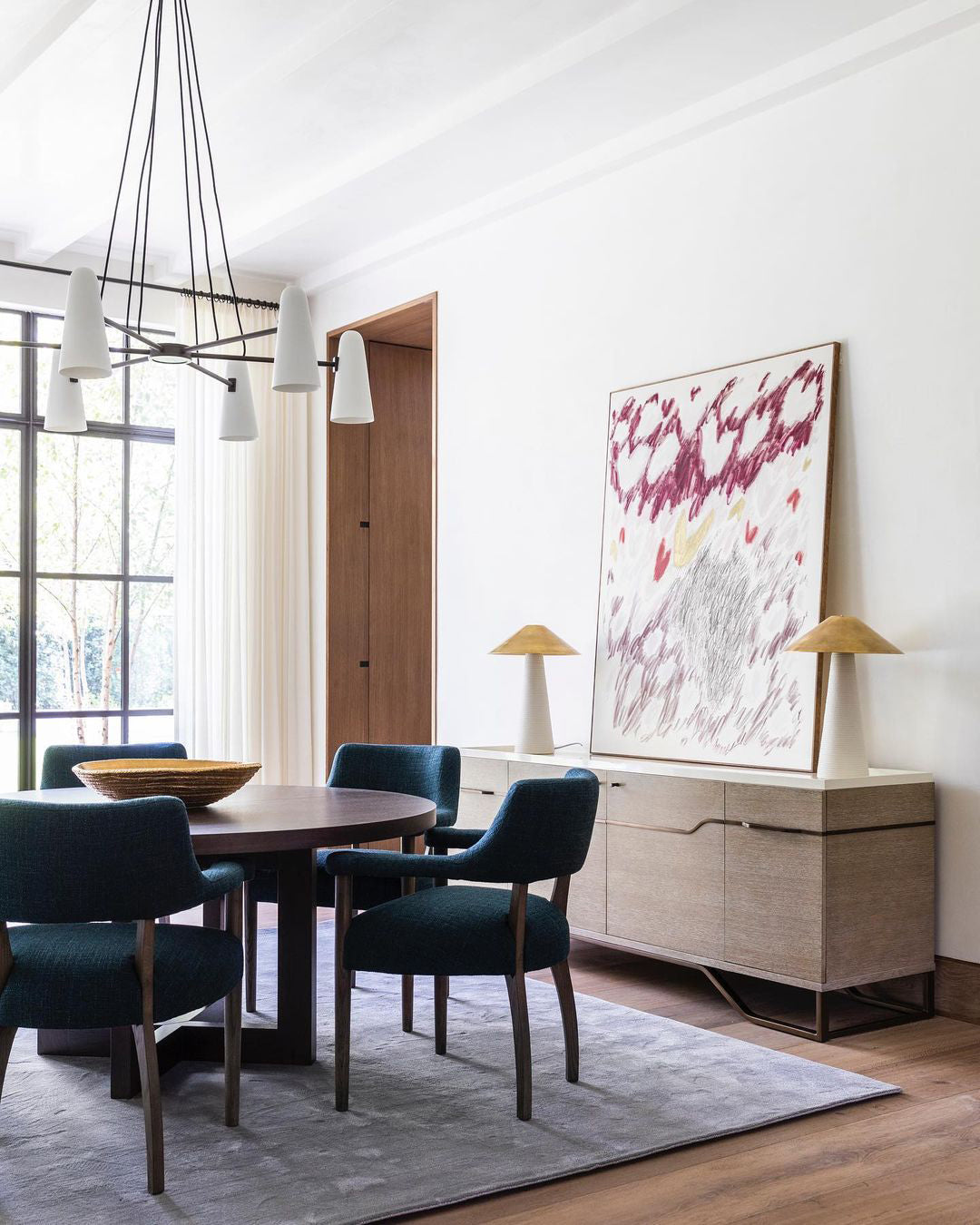 Lámpara araña de latón Valdora en un comedor elegante – imagen 11