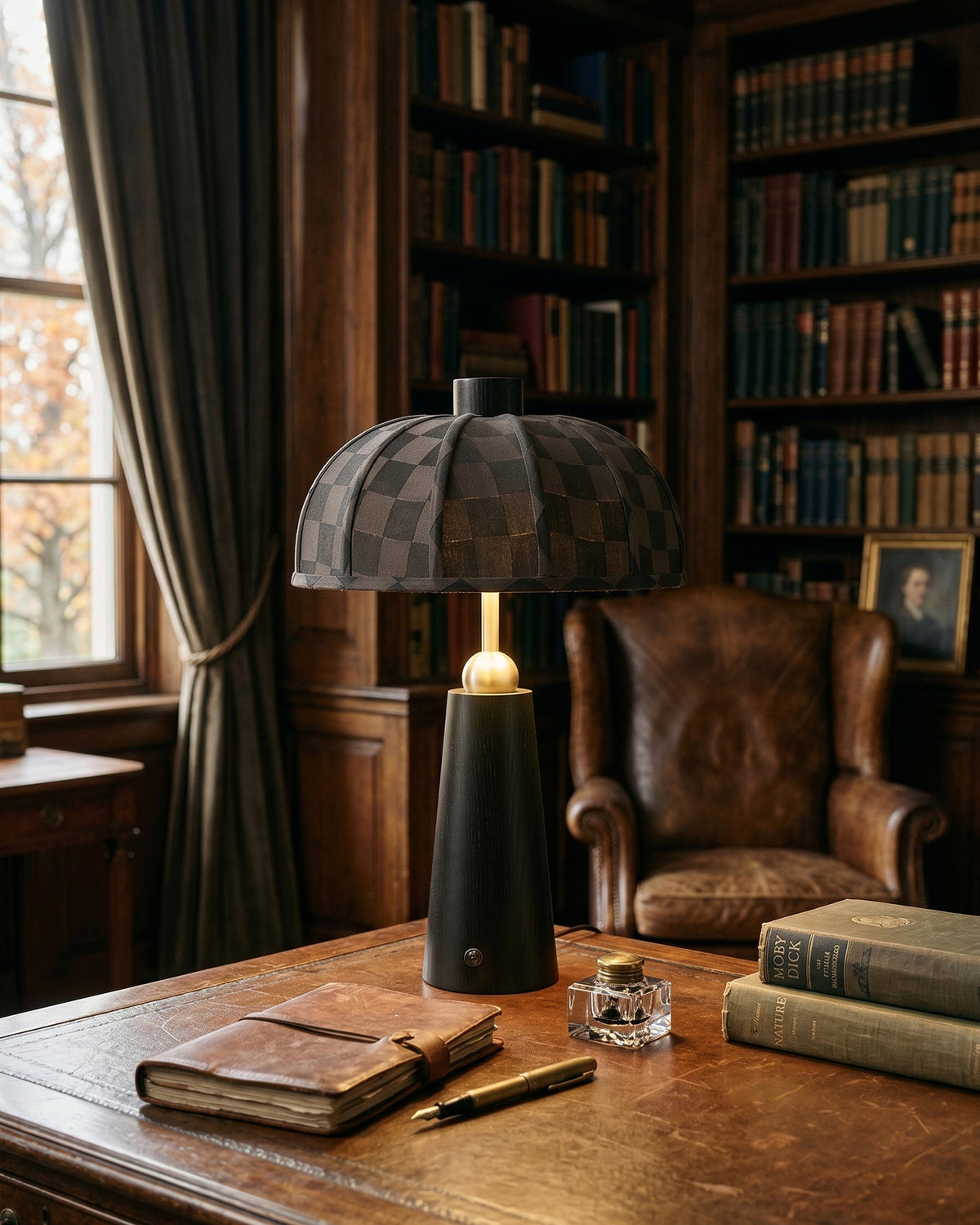 Lámpara de mesa de madera Toldina – negra en una biblioteca