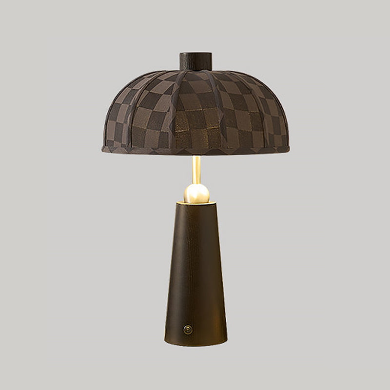 Lámpara de mesa de madera Toldina – negro y plateado con pantalla negra sobre fondo gris
