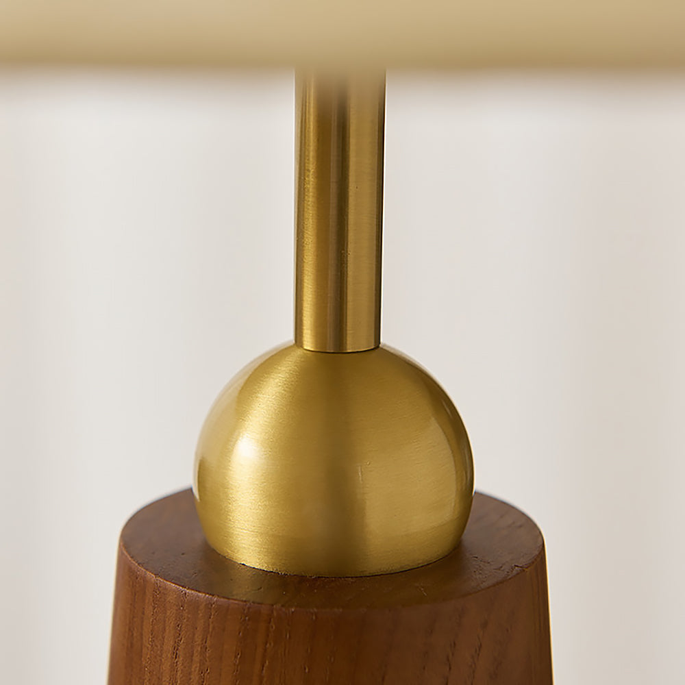 Lámpara de mesa de madera Toldina – detalle del vástago dorado
