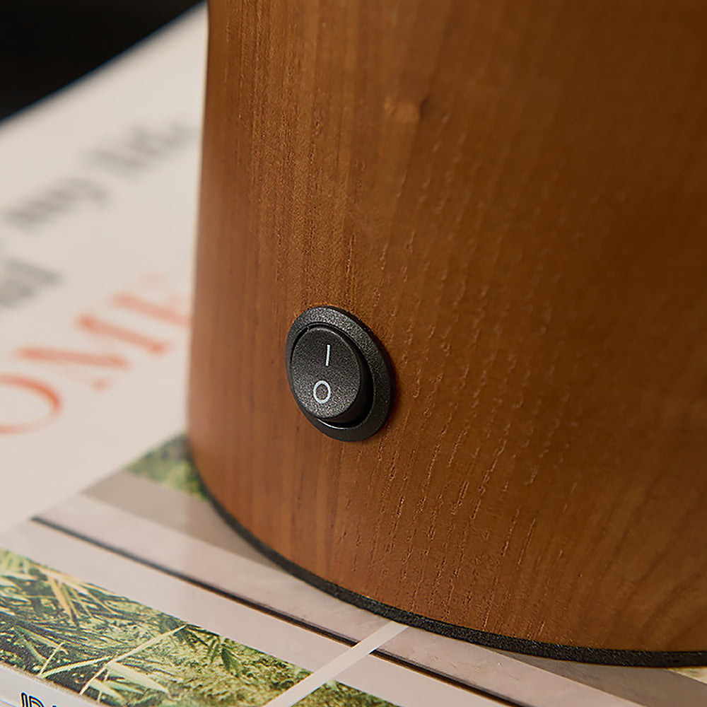 Lámpara de mesa de madera Toldina – detalle del interruptor en el pie de madera