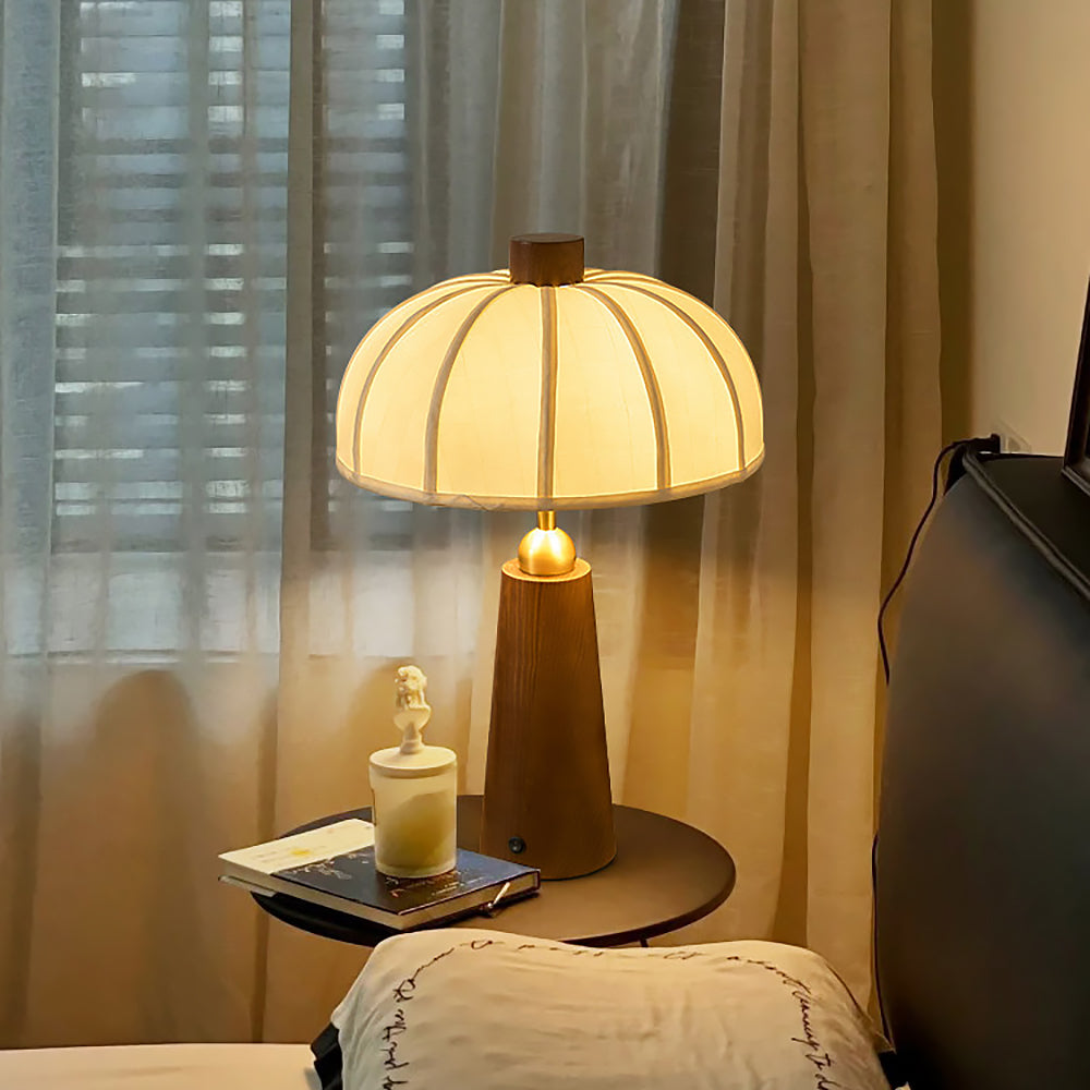 Lámpara de mesa de madera Toldina – encendida junto a una ventana