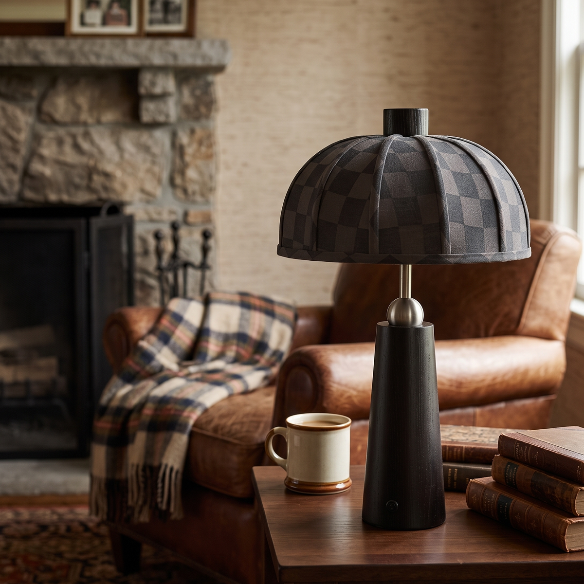 Lámpara de mesa de madera Toldina – negra junto a una chimenea