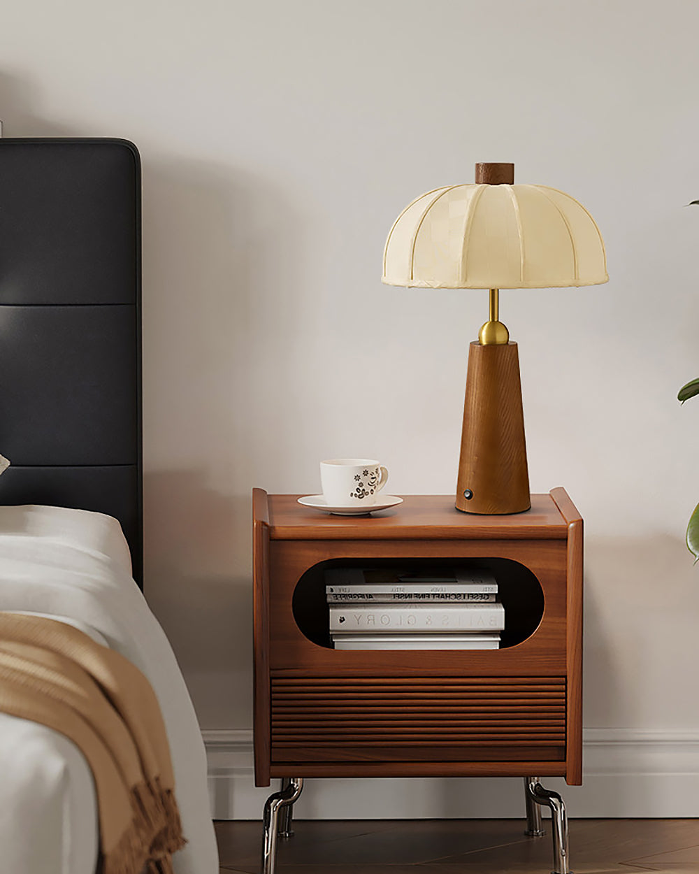 Lámpara de mesa de madera Toldina – en un dormitorio sobre una mesilla