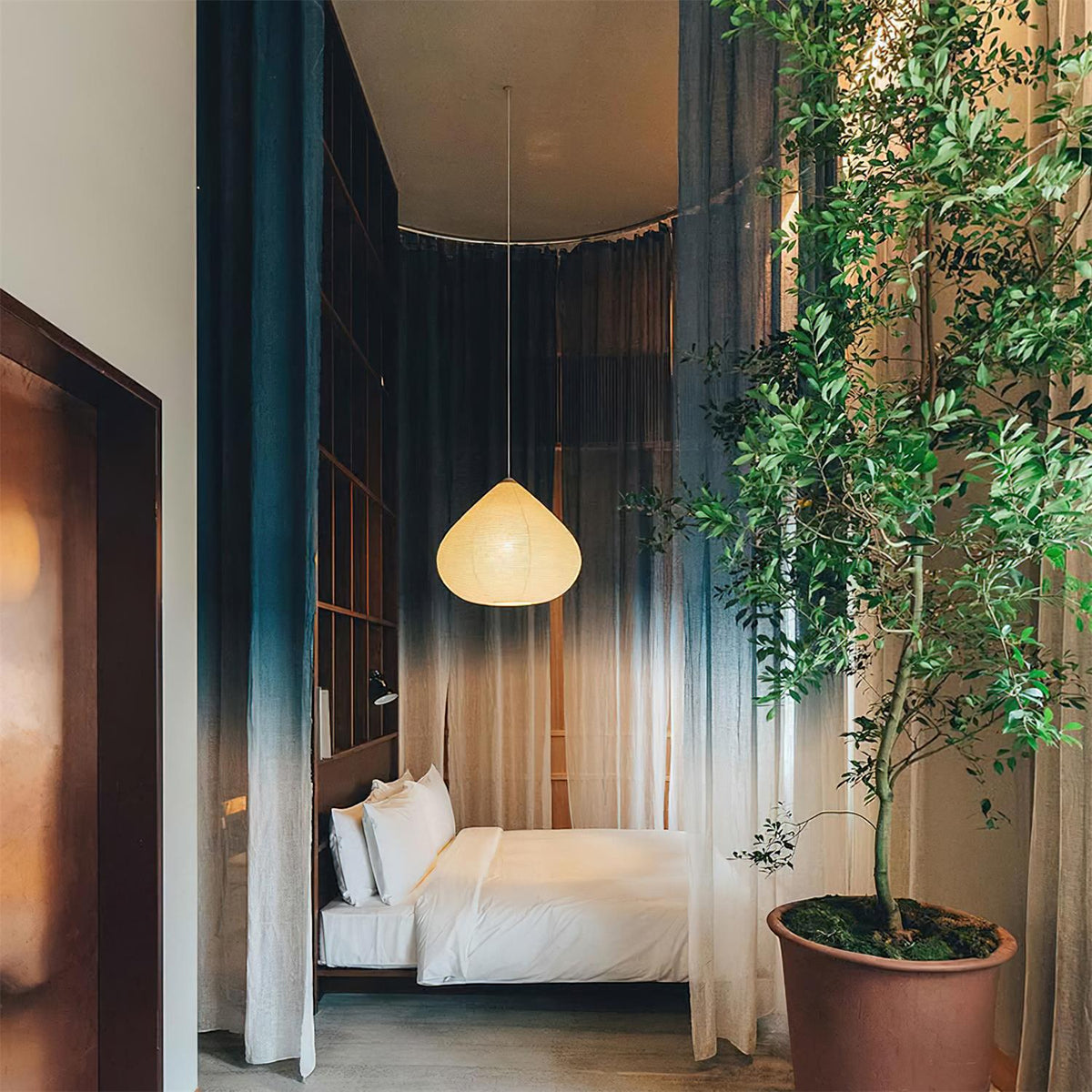Lámpara colgante de papel Gotalia en un comedor de estilo japandi – imagen 17