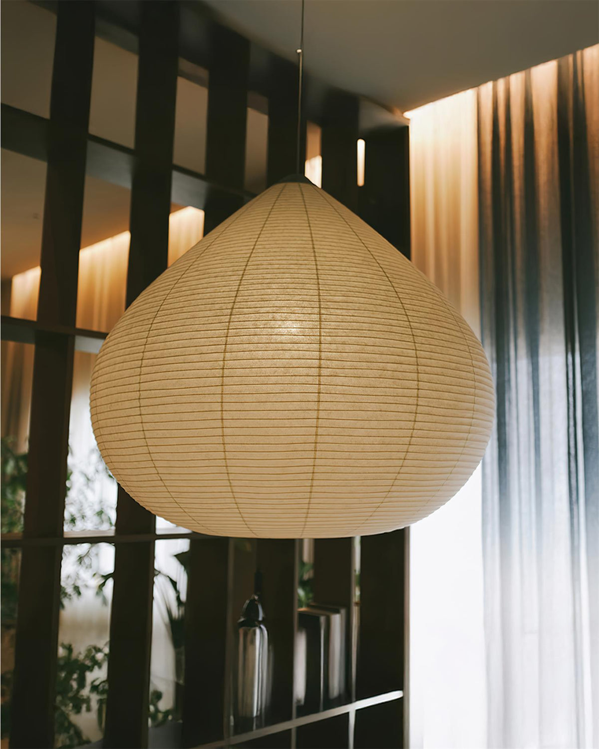 Lámpara colgante de papel Gotalia en un comedor de estilo japandi – imagen 19