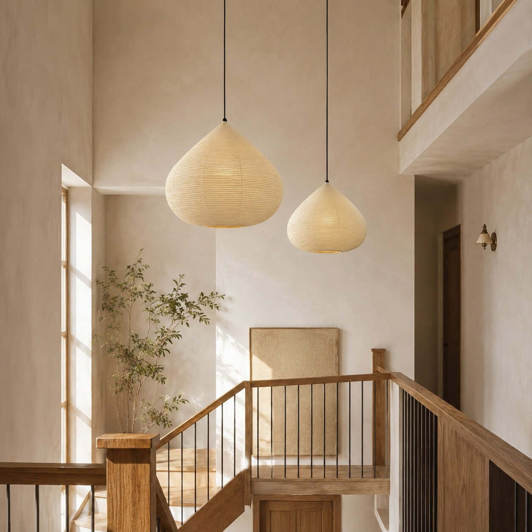 Lámpara colgante de papel Gotalia en un comedor de estilo japandi – imagen 12