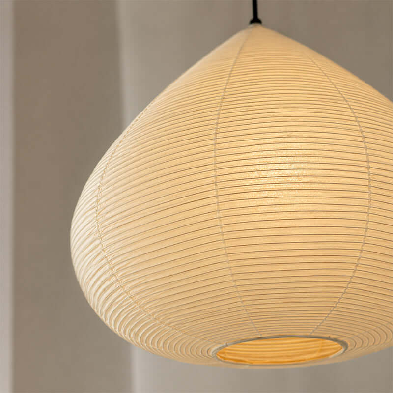 Lámpara colgante de papel Gotalia en un comedor de estilo japandi – imagen 7