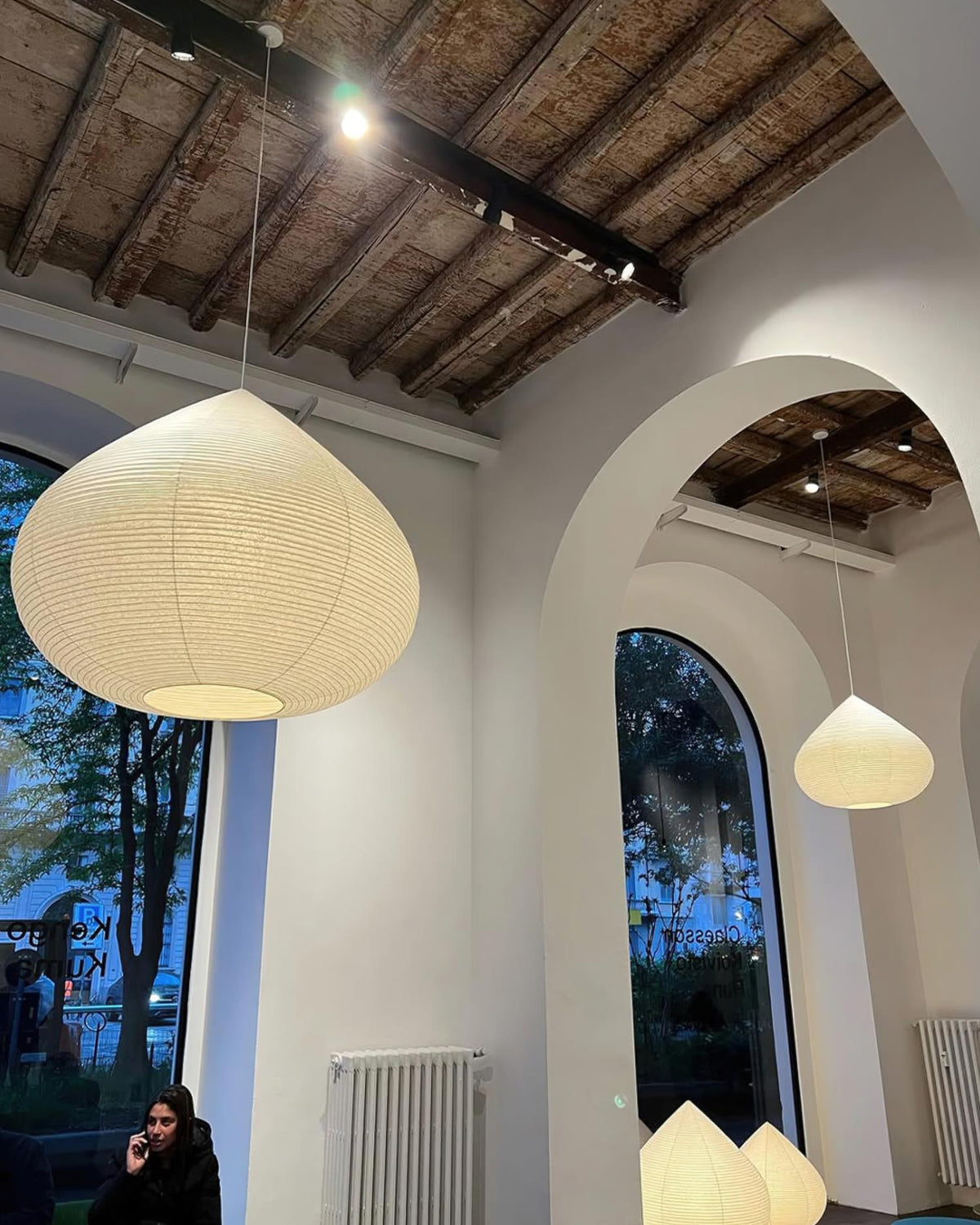 Lámpara colgante de papel Gotalia en un comedor de estilo japandi – imagen 18