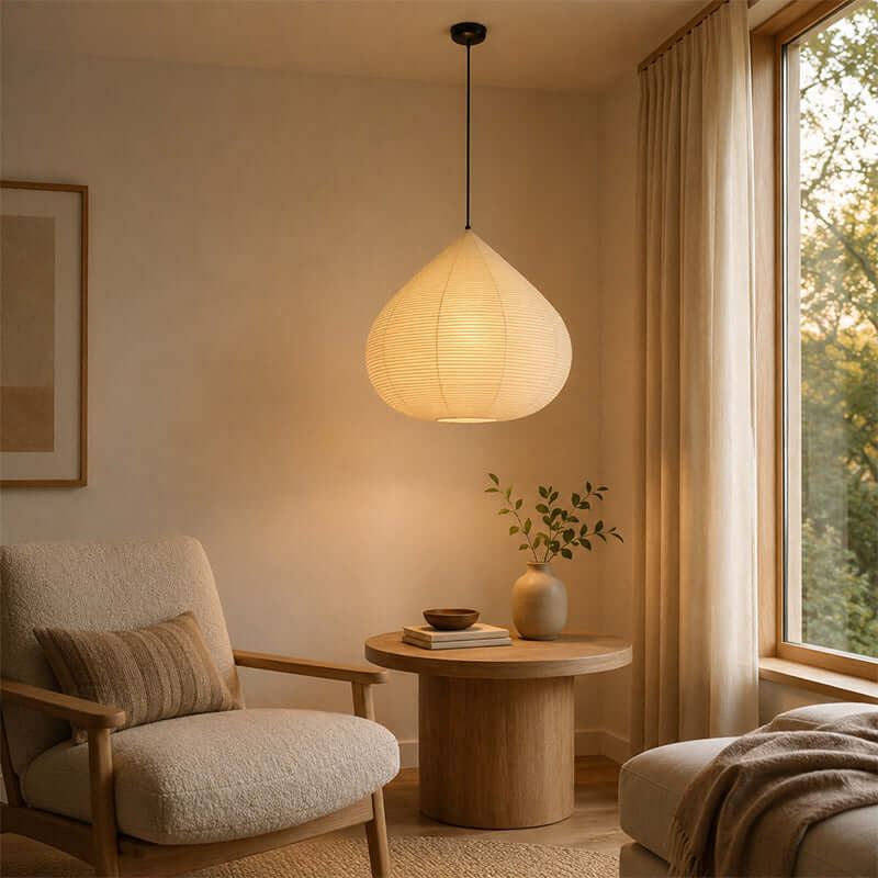 Lámpara colgante de papel Gotalia en un comedor de estilo japandi – imagen 16