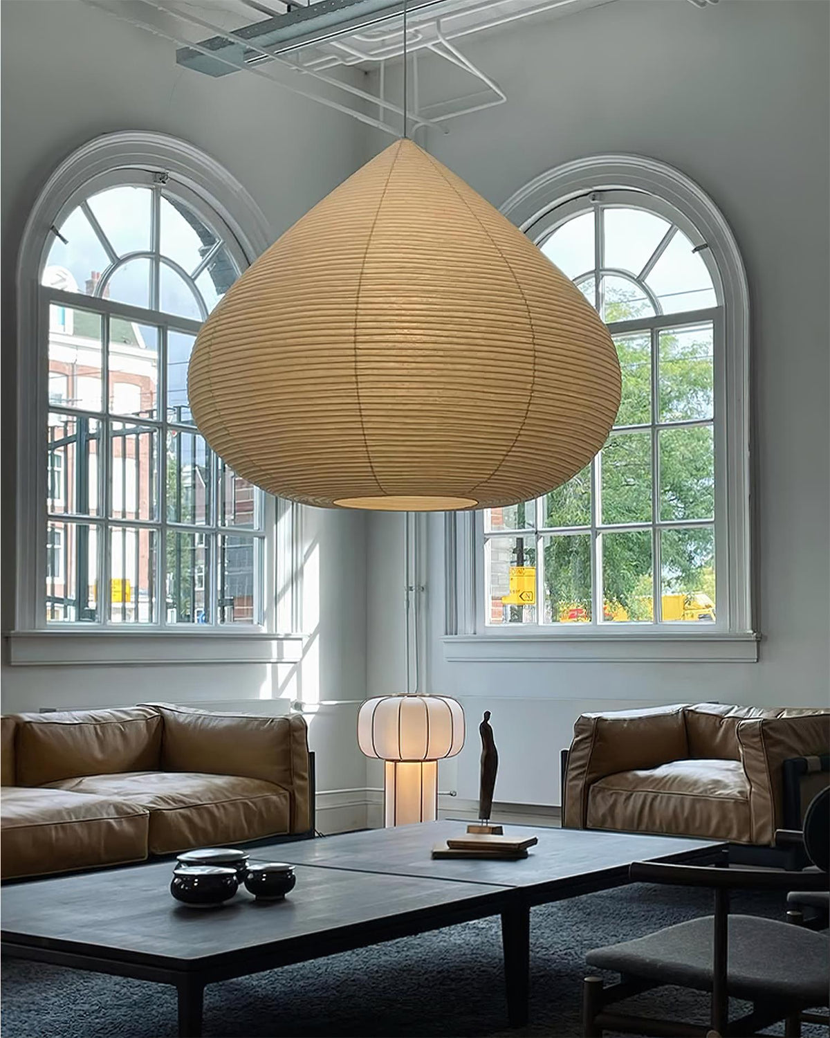 Lámpara colgante de papel Gotalia en un comedor de estilo japandi – imagen 21