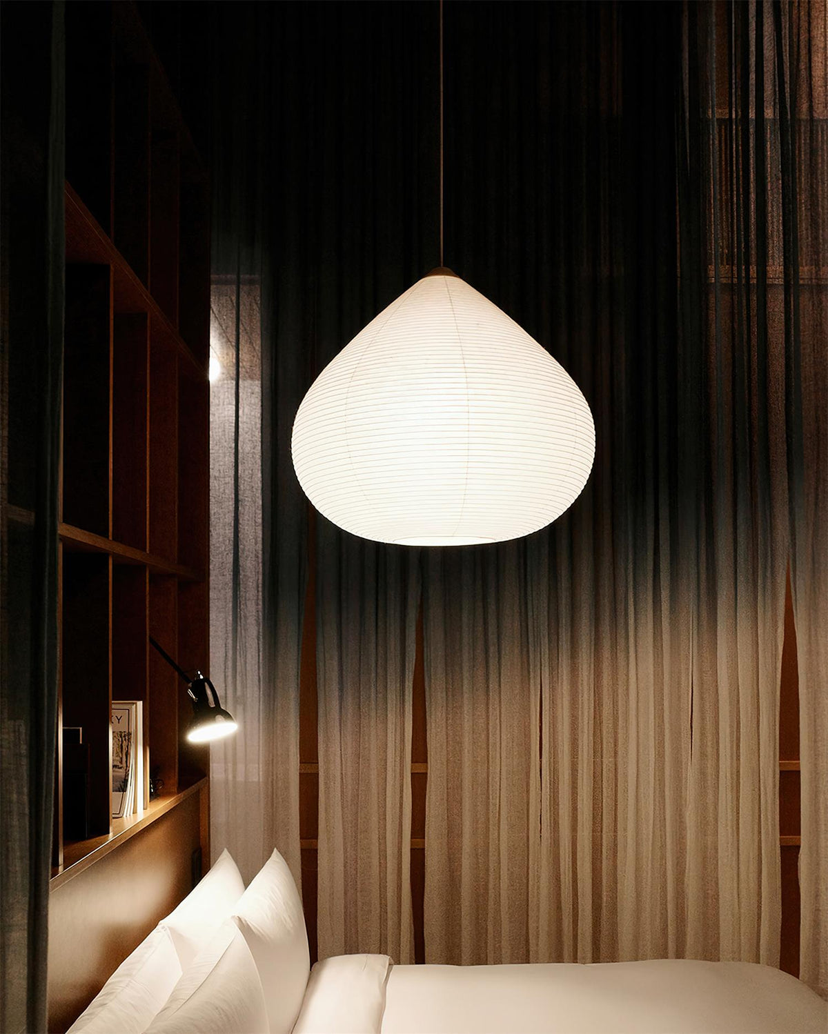Lámpara colgante de papel Gotalia en un comedor de estilo japandi – imagen 20
