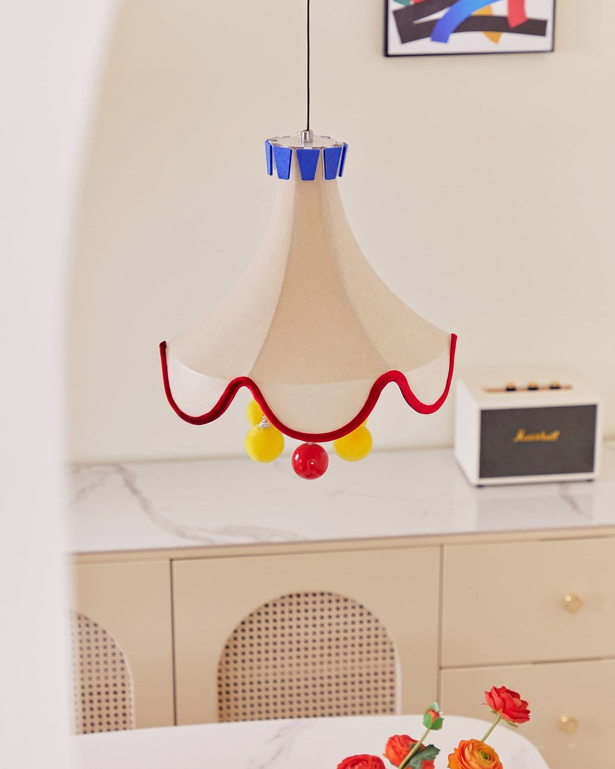 Lámpara colgante infantil Carpela – azul con pompones amarillos sobre un mueble