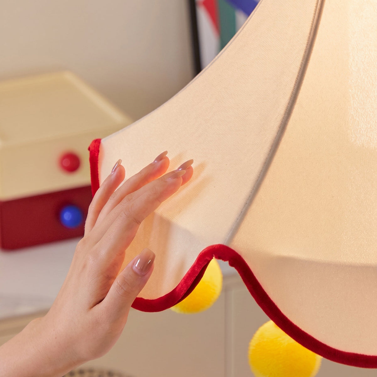 Lámpara colgante infantil Carpela – detalle de la pantalla de tela festoneada