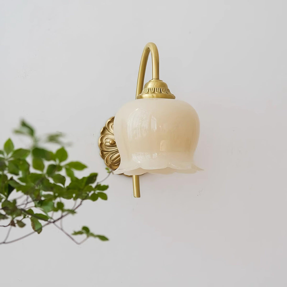Aplique de pared tulipán de latón Itulia en un interior acogedor – imagen 10