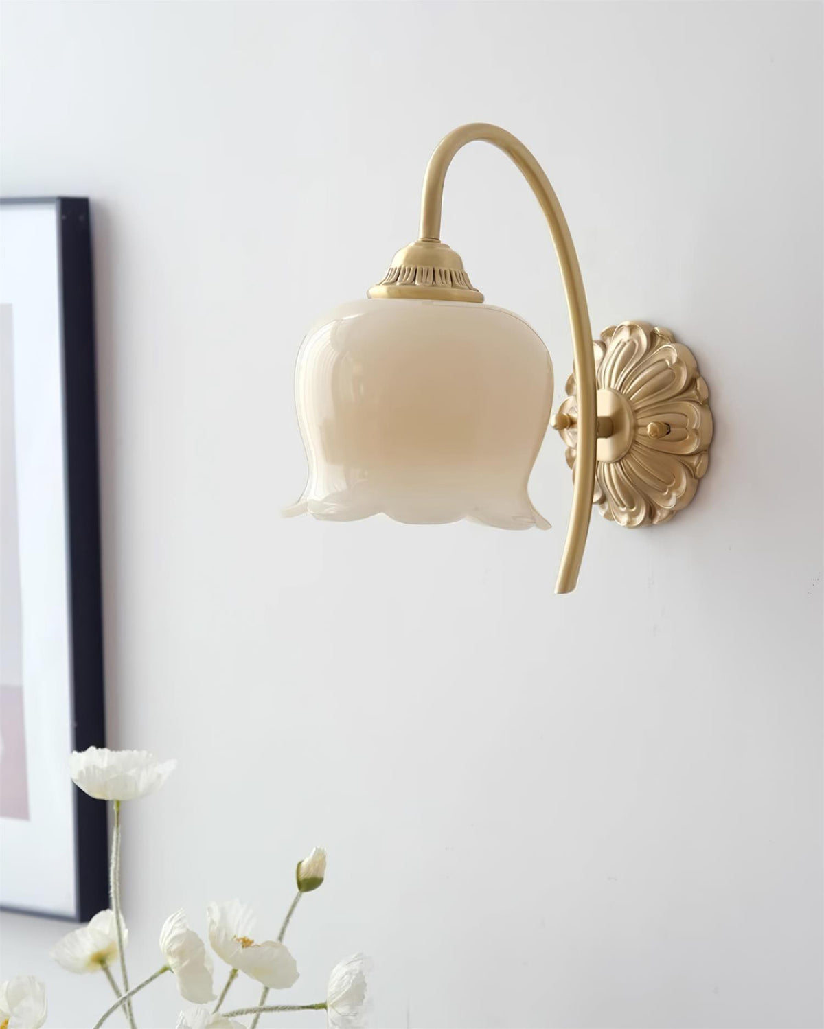 Aplique de pared tulipán de latón Itulia en un interior acogedor – imagen 15