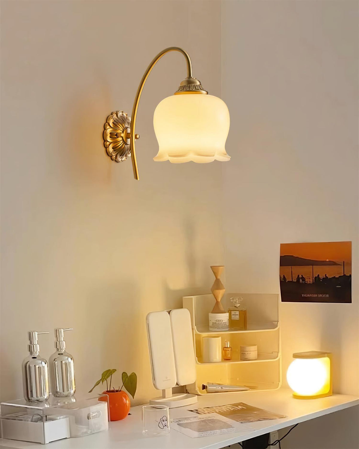 Aplique de pared tulipán de latón Itulia en un interior acogedor – imagen 17