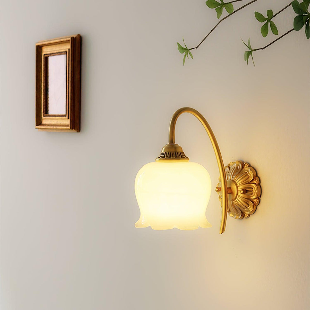 Aplique de pared tulipán de latón Itulia en un interior acogedor – imagen 16