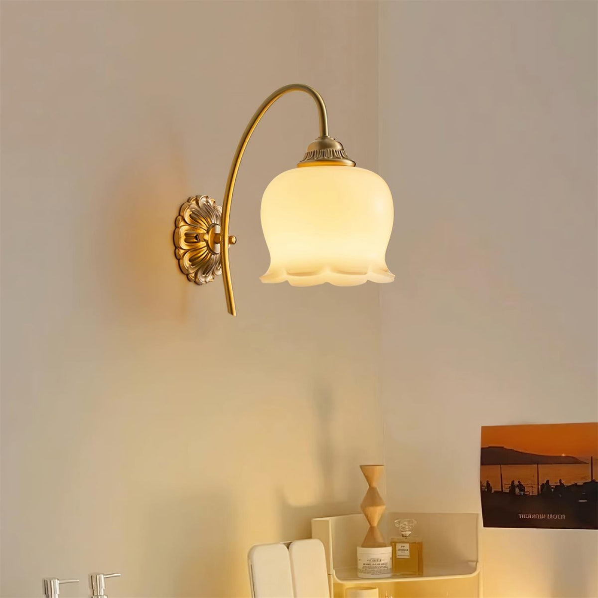 Aplique de pared tulipán de latón Itulia en un interior acogedor – imagen 11