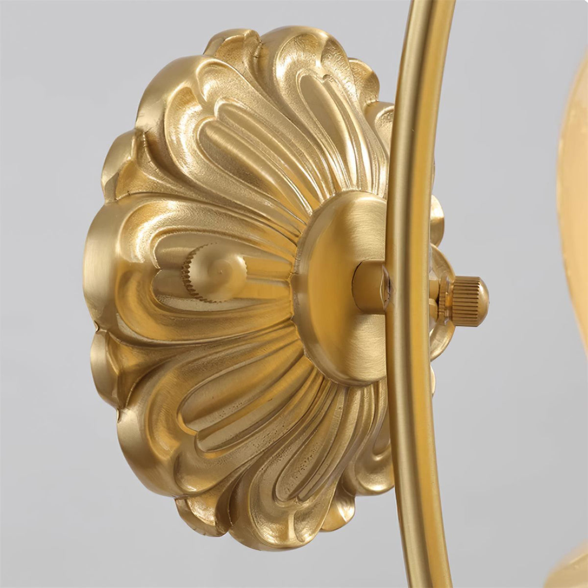 Aplique de pared tulipán de latón Itulia – detalle del florón de latón labrado