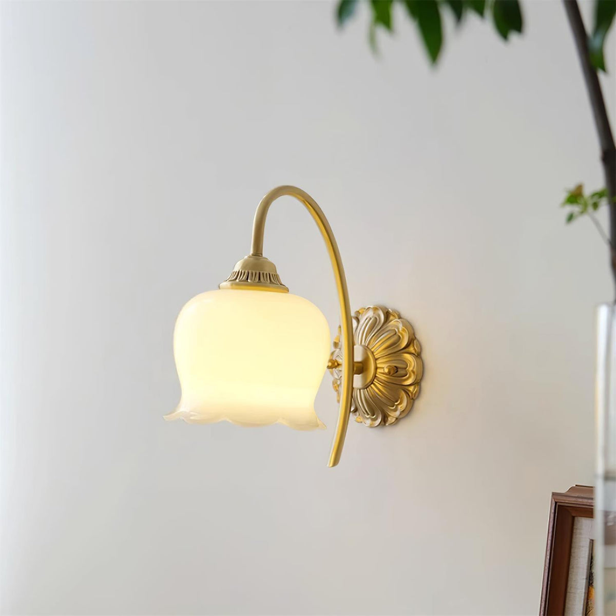 Aplique de pared tulipán de latón Itulia en un interior acogedor – imagen 12