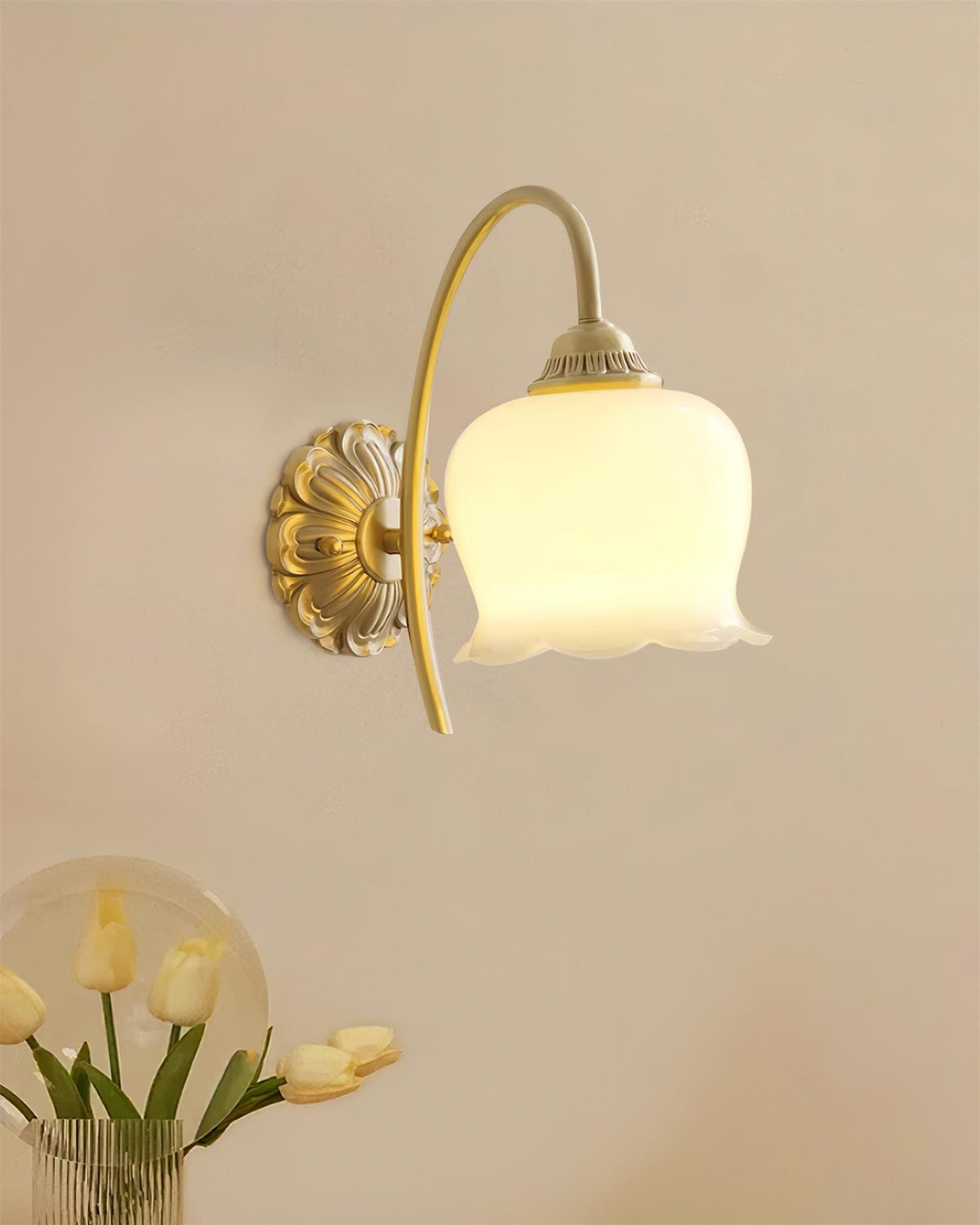 Aplique de pared tulipán de latón Itulia en un interior acogedor – imagen 13