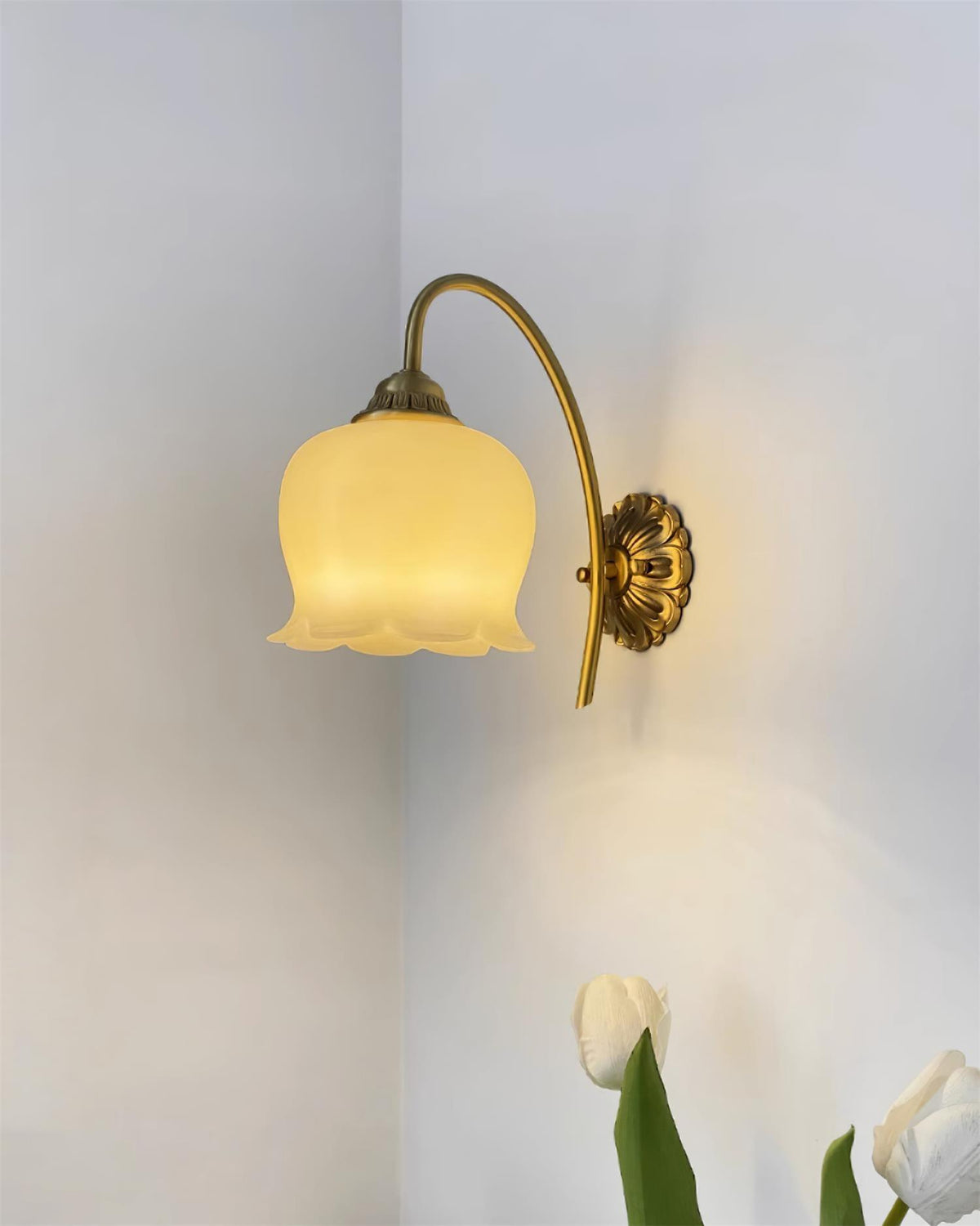 Aplique de pared tulipán de latón Itulia en un interior acogedor – imagen 18