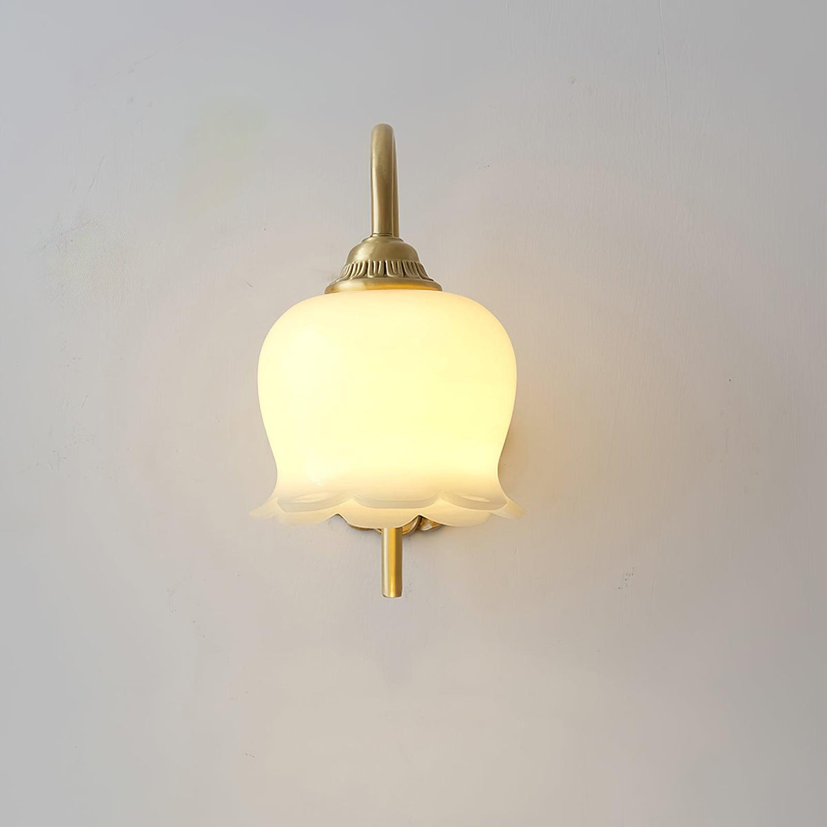 Aplique de pared tulipán de latón Itulia en un interior acogedor – imagen 5
