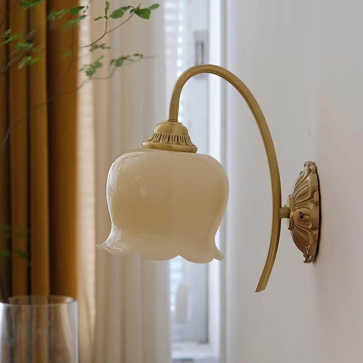 Aplique de pared tulipán de latón Itulia en un interior acogedor – imagen 9