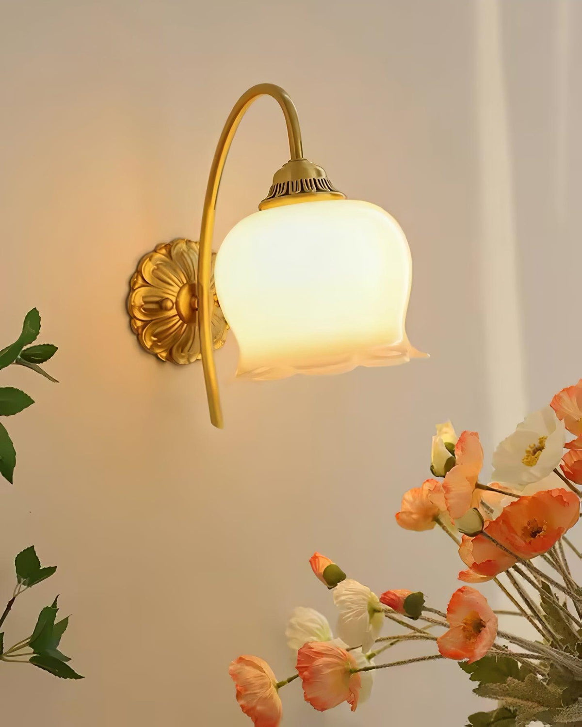 Aplique de pared tulipán de latón Itulia en un interior acogedor – imagen 14