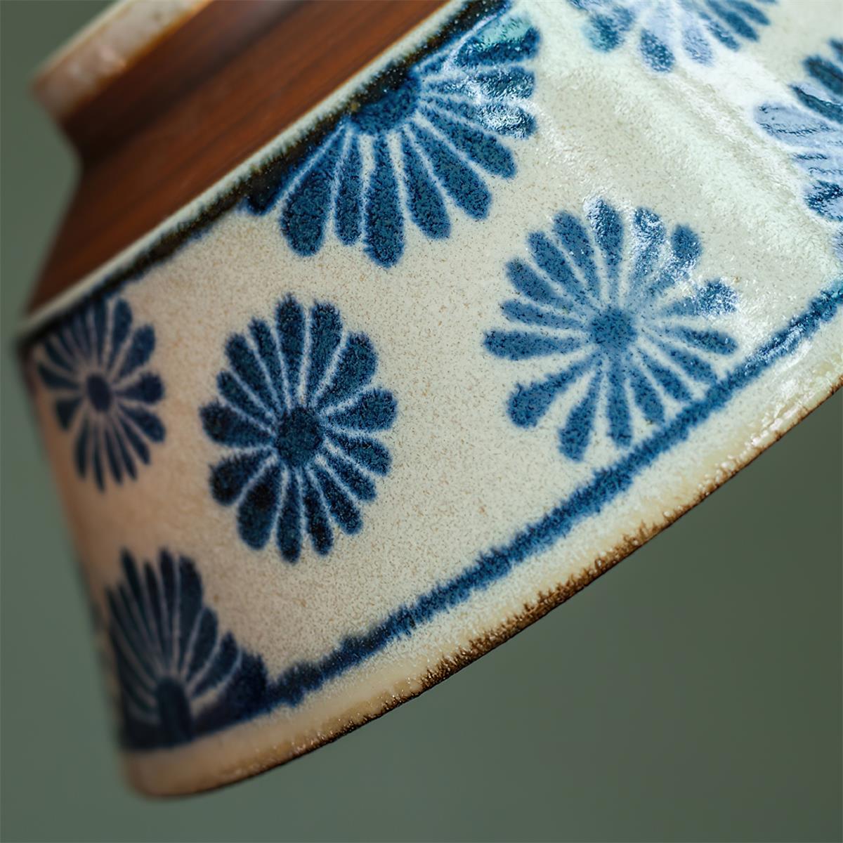 Lámpara colgante de cerámica Azala – detalle del estampado de flores