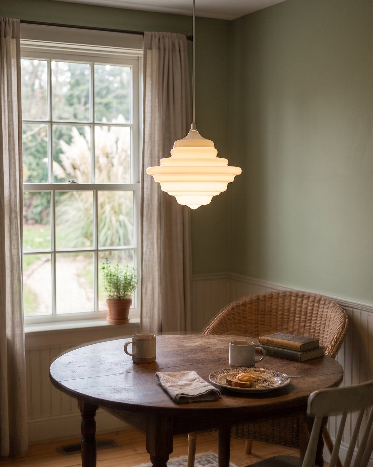 Lámpara colgante de cristal opal Escalona en un comedor acogedor – imagen 16