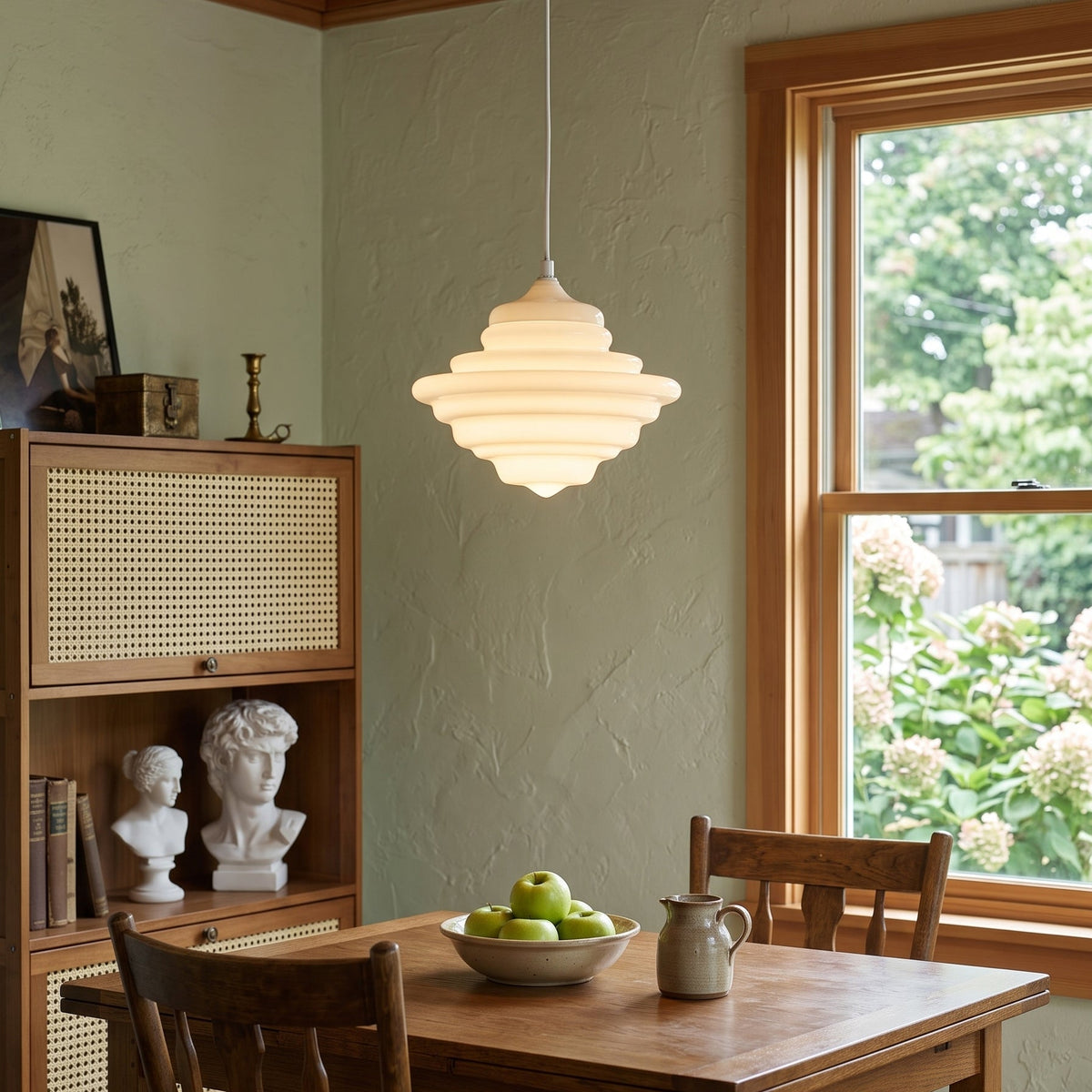 Lámpara colgante de cristal opal Escalona en un comedor acogedor – imagen 12