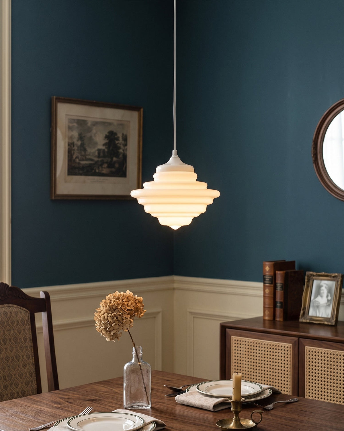 Lámpara colgante de cristal opal Escalona en un comedor acogedor – imagen 15