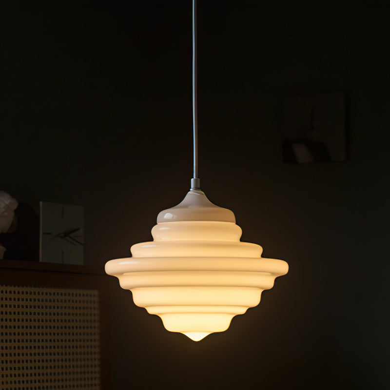 Lámpara colgante de cristal opal Escalona – encendida con luz cálida