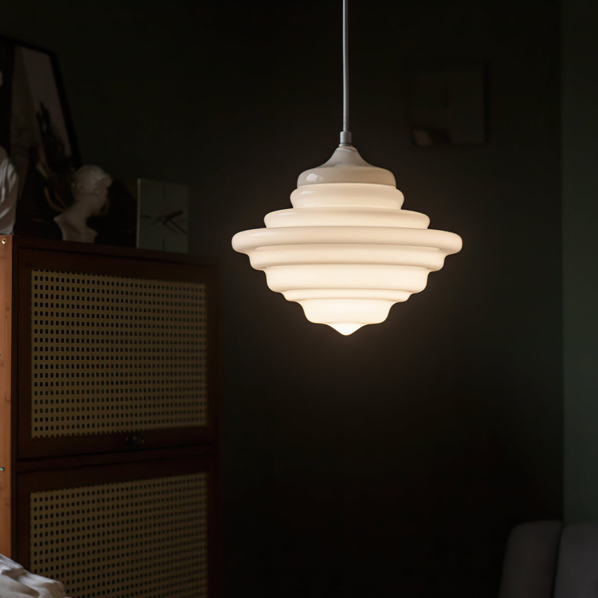 Lámpara colgante de cristal opal Escalona – detalle del cristal opal escalonado encendido