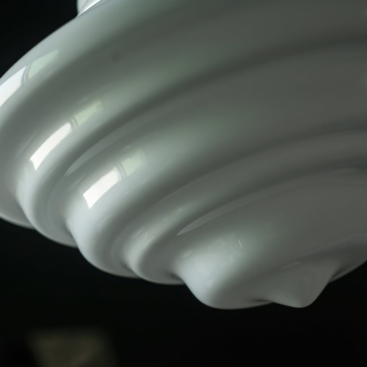 Lámpara colgante de cristal opal Escalona – detalle de los relieves del cristal