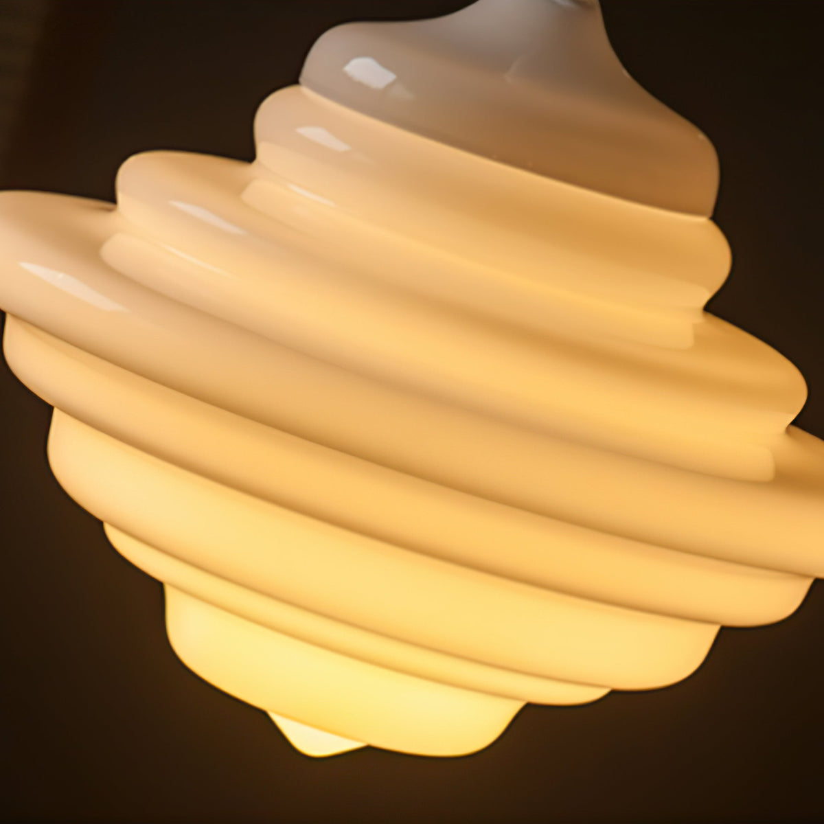 Lámpara colgante de cristal opal Escalona en un comedor acogedor – imagen 5