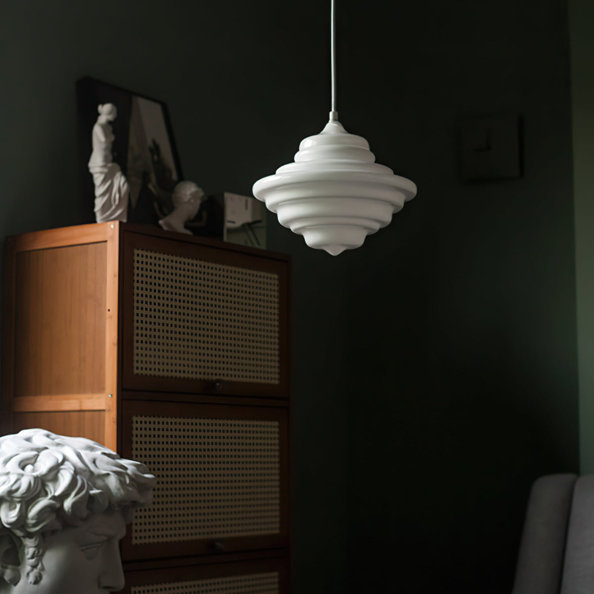 Lámpara colgante de cristal opal Escalona en un comedor acogedor – imagen 6